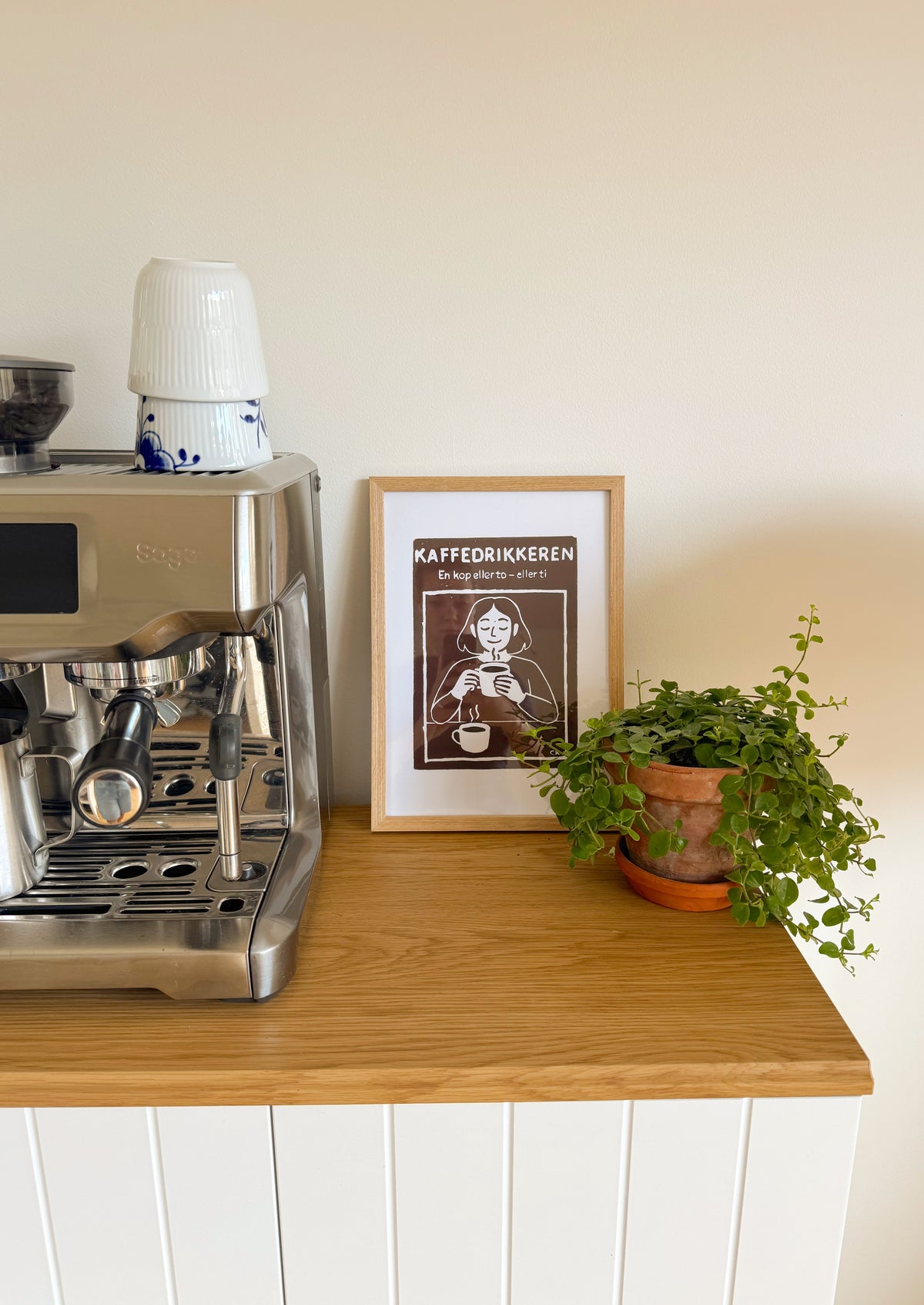 Kaffedrikkeren – håndlavet linoleumstryk i A4 fra Celinas Linoleumstryk
